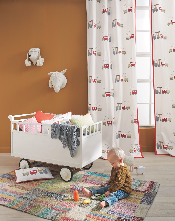 חדר תינוק עם שטיח צבעוני ווילון שכולו מכוניות מתוקות