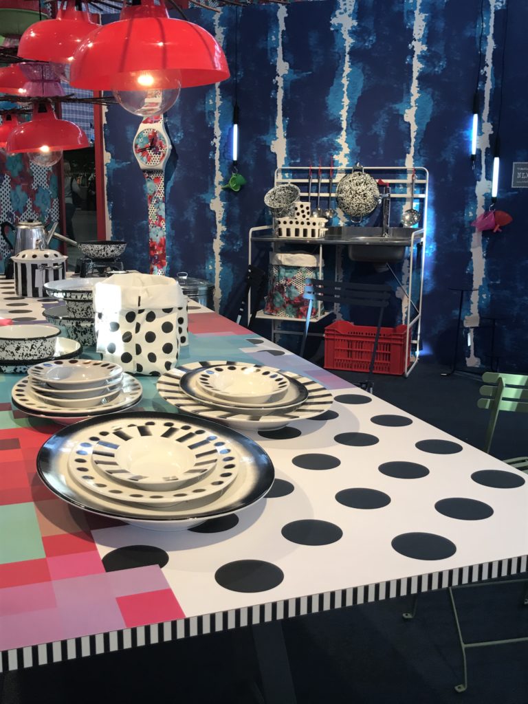 השולחן הצבעוני בעיצוב פאולה נבונה. צילמה: עדי אדליס